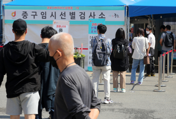 ▲서울 중구 서울역 광장에 마련된 코로나19 임시선별진료소를 찾은 시민들이 줄을 서고 있다. (뉴시스)