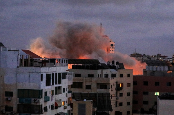 ▲팔레스타인 가지지구에서 이스라엘 공군 폭격으로 연기가 피어오르고 있다. 가자/EPA연합뉴스
