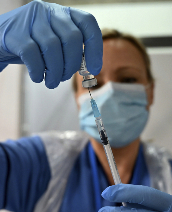▲지난해 12월 8일 영국 스코틀랜드 루이자 조던 병원서 한 간호사가 신종 코로나바이러스(코로나19) 백신 접종을 준비 하고 있다.  (뉴시스)