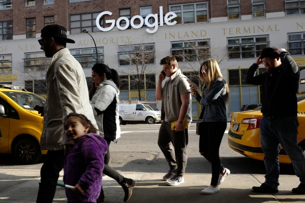 ▲미국 뉴욕에서 시민들이 2017년 12월 4일(현지시간) 구글 오피스 앞을 걷고 있다. 뉴욕/AP뉴시스
