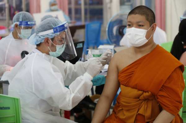 ▲지난달 12일 태국 방콕에서 한 승려가 시노백 백신을 접종하고 있다. (AP/뉴시스)