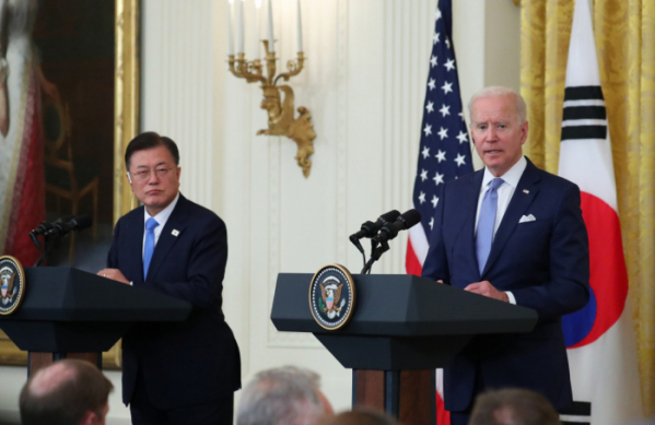 ▲<YONHAP PHOTO-1016> 한미정상 공동회견     (워싱턴=연합뉴스) 최재구 기자 = 문재인 대통령과 조 바이든 미국 대통령이 21일 오후(현지시간) 백악관에서 정상회담 후 공동기자회견을 하고 있다.  2021.5.22    jjaeck9@yna.co.kr/2021-05-22 07:33:28/<저작권자 ⓒ 1980-2021 ㈜연합뉴스. 무단 전재 재배포 금지.>