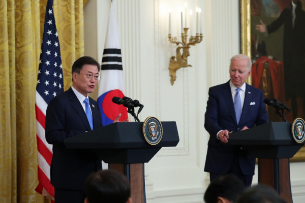 ▲<YONHAP PHOTO-0977> 공동기자회견 발언하는 문재인 대통령    (워싱턴=연합뉴스) 최재구 기자 = 문재인 대통령이 21일 오후(현지시간) 한ㆍ미 정상회담을 마치고 백악관 이스트룸에서 열린 공동기자회견에서 발언하고 있다.  2021.5.22    jjaeck9@yna.co.kr/2021-05-22 07:18:22/<저작권자 ⓒ 1980-2021 ㈜연합뉴스. 무단 전재 재배포 금지.>