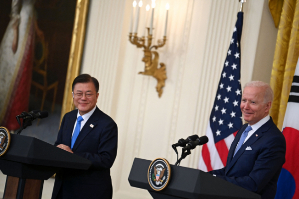▲공동 기자회견 하는 문 대통령(왼쪽)과 바이든 대통령(사진= AFP/연합뉴스)