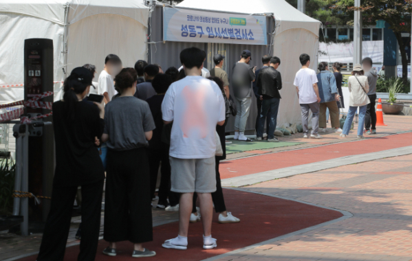 ▲22일 오전 서울 성동구 임시선별진료소에서 시민들이 코로나19 검사를 받기위해 줄을 서고 있다(사진=연합뉴스)