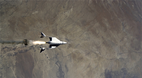 ▲버진갤럭틱의 우주선 유니티가 22일(현지시간) 로켓 엔진을 가동하고 있다. AP연합뉴스

