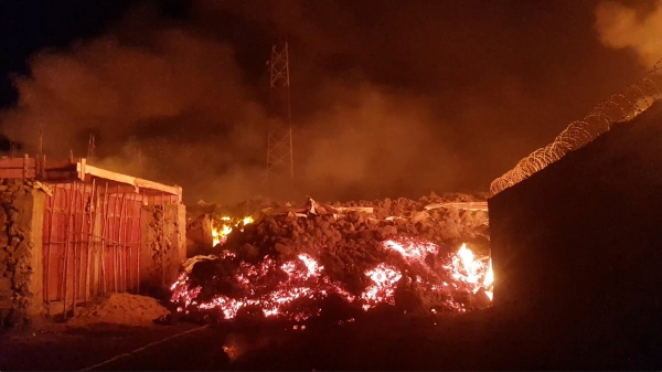 ▲22일(현지시간) 니라공고 화산 폭발로 흘러내린 용암이 콩고민주공화국 건물 사이를 흐르고 있다. 로이터연합뉴스