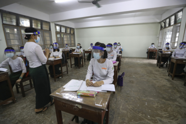 ▲군부 쿠테타 발생하기 이전인 지난해 7월 미얀마 양곤의 한 학교에서 학생들이 마스크를 착용하고 수업을 받고 있다. 양곤/AP뉴시스