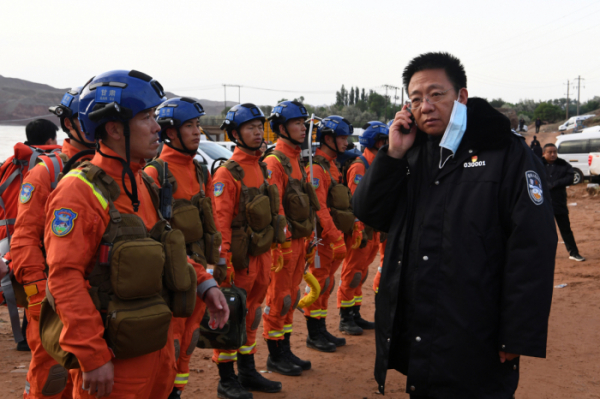 ▲22일(현지시간) 중국 북서부 간쑤성에서 100㎞ 산악마라톤 대회 도중 기상 악화로 대회가 중단된 가운데 구조대원들이 23일 참가자 구조를 앞두고 대기하고 있다. 신화뉴시스