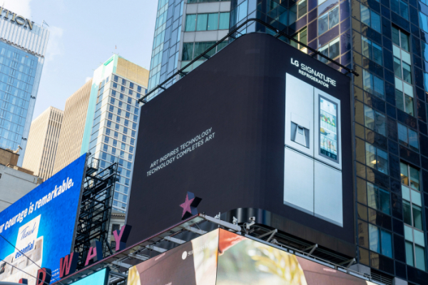 ▲LG전자가 현지시간 23일 美 뉴욕 맨헤트 타임스스퀘어와 英 런던 피카딜리광장에 있는 LG전자 전광판에 LG 시그니처를 주제로 한 3D 아트를 선보였다. 영상 속 제품은 LG 시그니처 냉장고 (사진제공=LG전자)