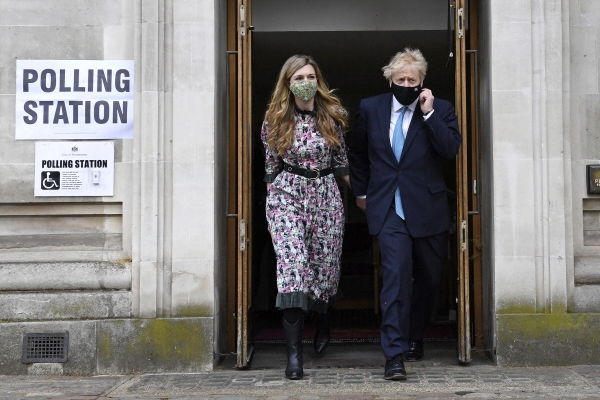 ▲보리스 존슨 영국 총리가 6일(현지시간) 런던의 한 지방선거 투표소에서 약혼자 캐리 시먼즈와 함께 투표를 마치고 나오고 있다. 런던/AP뉴시스
