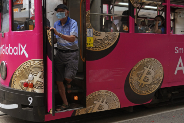 ▲홍콩의 트램에 12일 한 비트코인 관련 업체 광고가 부착돼 있다. 홍콩/AP뉴시스 