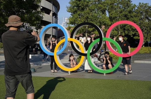 ▲23일(현지시간) 일본 도쿄에서 올림픽 상징 오륜기 앞에서 사람들이 사진을 찍고 있다. 도쿄/EPA연합뉴스
