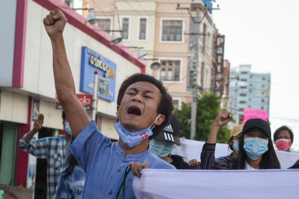▲미얀마 만달레이에서 24일 쿠데타 시위대가 거리 행진을 하고 있다. 만달레이/EPA연합뉴스