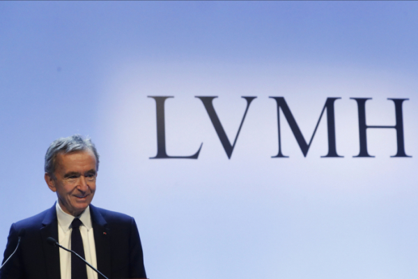 ▲베르나르 아르노 LVMH 회장이 지난해 1월 프랑스 파리에서 전년도 실적 발표를 하고 있다. 파리/AP뉴시스