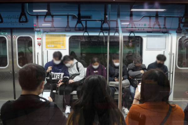 ▲코로나19 확산세가 지속하고 있는 12일 서울 중구 시청역 지하철에 시민들이 탑승해 있다.  (뉴시스)