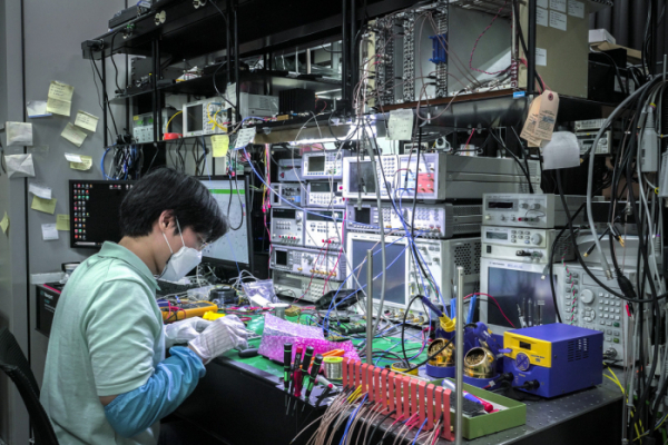 ▲SK텔레콤 자회사인 IDQ(ID Quantique) 연구원이 25일 분당 IDQ연구소에서 양자암호통신기술을 네트워크 인프라에 적용하는 연구를 하고 있다. (사진제공=SKT)