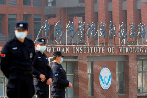 ▲중국 보안요원들이 2월 3일 우한 바이러스 연구소 외부에서 경계근무를 서고 있다. 우한/로이터연합뉴스
