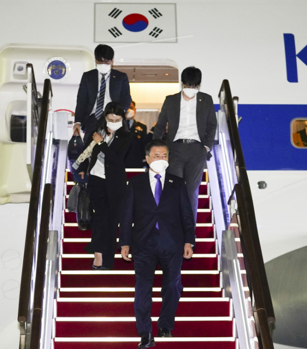 ▲미국 방문을 마친 문재인 대통령이 23일 서울공항에 도착, 공군1호기에서 내리고 있다.  (연합뉴스)