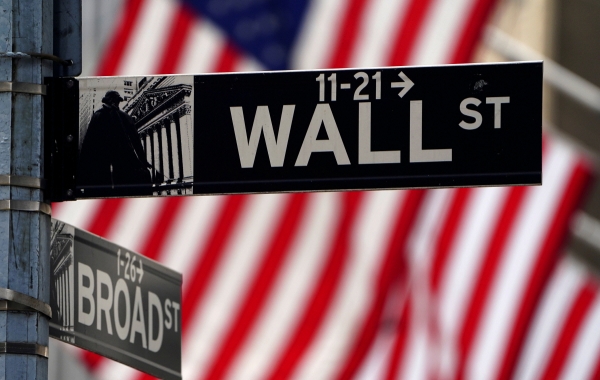 ▲뉴욕증권거래소(NYSE) 앞에 월가를 가리키는 표지판이 보인다. 로이터연합뉴스
