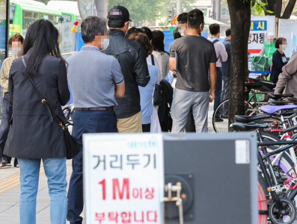 ▲26일 오전 서울 송파구 보건소에 설치된 코로나19 선별검사소를 찾은 시민들이 검사 순서를 기다리고 있다. (연합뉴스)