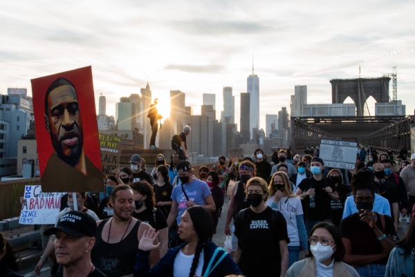▲조지 플로이드의 사망 1주기를 맞아 25일(현지시간) 그를 추모하는 시위대가 미국 뉴욕시의 브루클린 다리 위에서 행진하고 있다. 뉴욕/EPA연합뉴스
