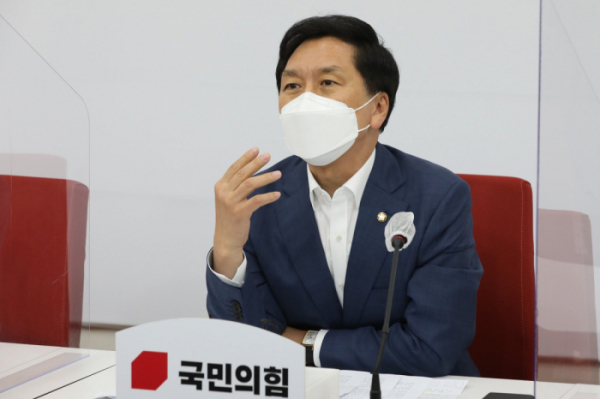 ▲<YONHAP PHOTO-3373> 청와대 오찬 관련 기자간담회하는 김기현    (서울=연합뉴스) 하사헌 기자 = 국민의힘 김기현 대표 권한대행 겸 원내대표가 26일 오후 국회에서 문재인 대통령 여야 5당 대표 초청 오찬에 참석한 뒤 내용을 설명하는 긴급 기자간담회를 하고 있다. 2021.5.26    toadboy@yna.co.kr/2021-05-26 15:12:35/<저작권자 ⓒ 1980-2021 ㈜연합뉴스. 무단 전재 재배포 금지.>