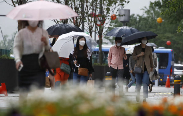 ▲서울 중구 청계광장에서 우산을 쓴 시민들이 출근하고 있다. (뉴시스)