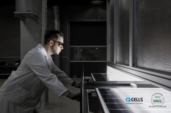 ▲한화큐셀 독일 기술혁신센터에서 태양광 모듈 품질을 시험하고 있다. (사진제공=한화큐셀)
