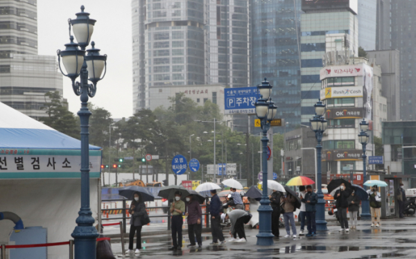 ▲27일 서울역 코로나19 선별진료소에서 검사를 받으려는 시민들이 줄서 있다.  (뉴시스)