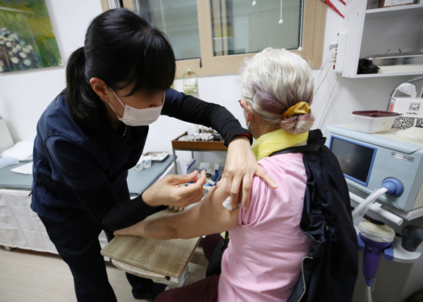▲27일 서울 성북구 샛별의원에서 시민들이 백신 접종을 받고 있다. (연합뉴스)