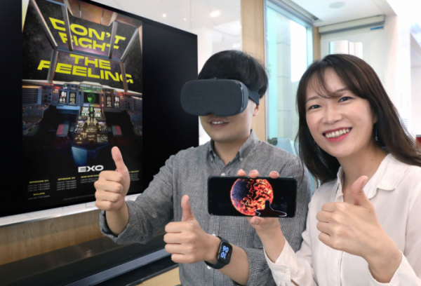▲LG유플러스 관계자들이 내달 공개되는 아이돌그룹 ‘엑소(EXO)’의 VR 온라인 전시관을 홍보하고 있다. (사진제공=LG유플러스)