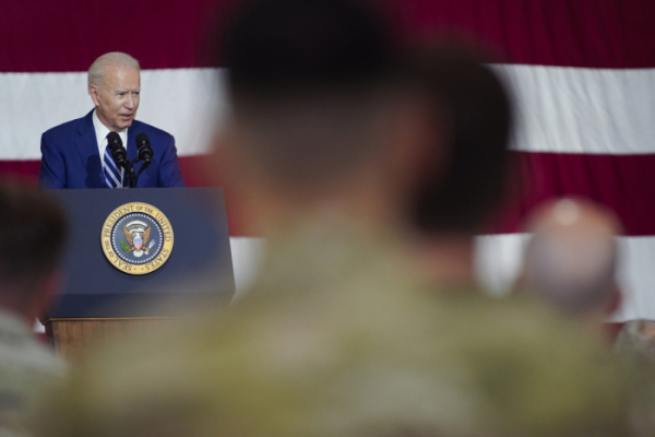 ▲조 바이든 미국 대통령이 28일(현지 시각) 버지니아주 햄프턴의 랭리-유스티스 공군기지를 방문해 연설을 하고 있다. AP뉴시스
