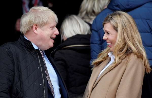 ▲보리스 존슨 영국 총리가 지난해 3월 7일(현지시간) 런던에서 열린 웨일스와 잉글랜드 럭비 경기 관람 중 서로를 보며 웃고 있다. 런던/로이터연합뉴스
