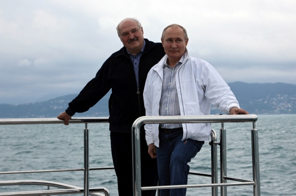 ▲29일(현지시간) 블라디미르 푸틴(오른쪽) 러시아 대통령과 알렉산드르 쿠사셴코 벨라루스 대통령이 러시아 흑해 연안에서 보트 여행을 하고 있다. 로이터연합뉴스
