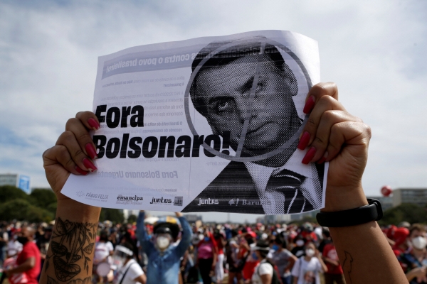▲29일 브라질 수도 브라질리아에서 반정부 시위대가 ‘보우소나루 아웃’이라고 쓰인 팻말을 들고 있다. 브라질리아/로이터연합뉴스
