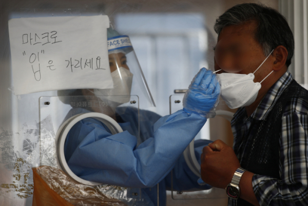 ▲코로나19 신규 확진자 수가 지난 10일 이후 20일만에 400명대로 들어선 30일 오전 서울역에 설치된 중구 임시선별진료소를 찾은 시민들이 코로나19 검사를 받고 있다. (뉴시스)