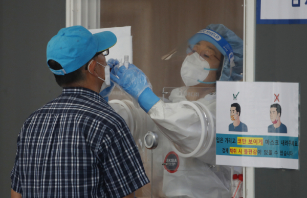 ▲31일 오전 서울역 코로나19 임시선별검사소에서 시민들이 검사를 받고 있다.  (뉴시스)