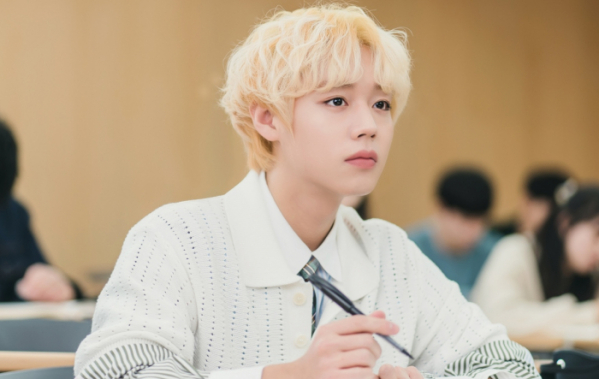 ▲'멀리서 보면 푸른 봄' 박지훈(사진제공=빅토리콘텐츠, 에이에이치엔스튜디오)