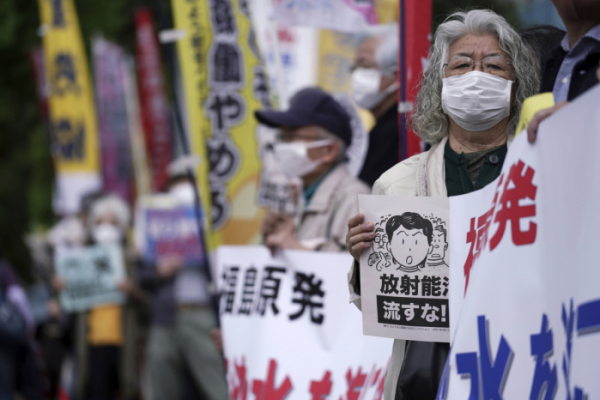 ▲일본에서 원전 오염수 방류를 반대하는 시민단체가 지난달 13일 총리실 앞에서 시위를 하고 있다. 도쿄/AP뉴시스