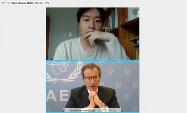 ▲라파엘 그로시(아래) 국제원자력기구(IAEA) 사무총장이 본지 기자와 화상 인터뷰를 하고 있다.
