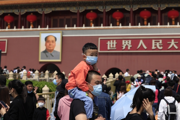 ▲5월 3일 마스크를 쓴 남자와 아이가 베이징 천안문을 방문하고 있다. 베이징/AP연합뉴스
