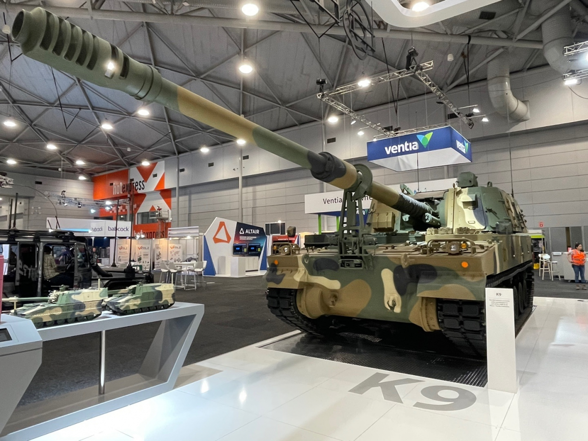 ▲랜드포스 2021 한화디펜스 부스에 K9 실물이 전시돼있다. (사진제공=한화디펜스)