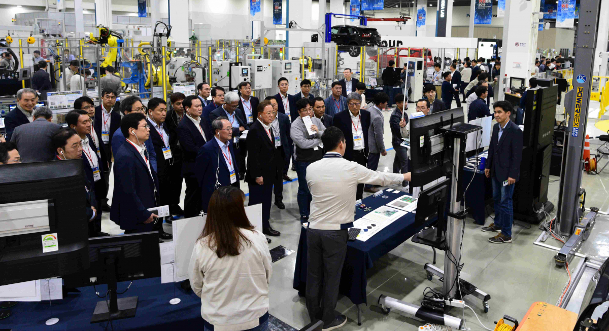 ▲현대차그룹이 올해 협력사 180곳을 대상으로 스마트 공장 구축을 지원한다. 사진은 2019년 협력사를 대상으로 연 신(新)제조기술 전시회 모습. (사진제공=현대차그룹)