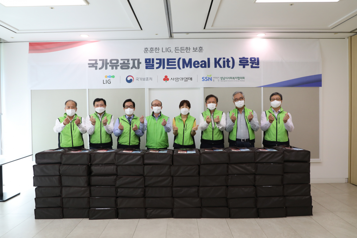 ▲김지찬(왼쪽 네번째) LIG넥스원 대표, 강윤진(왼쪽 다섯번째) 국가보훈처 복지증진국장, 최용준(왼쪽 여섯번째) (주)LIG 대표가 '국가유공자 밀키트 후원식'에서 기념촬영을 하고 있다. (사진제공=LIG)