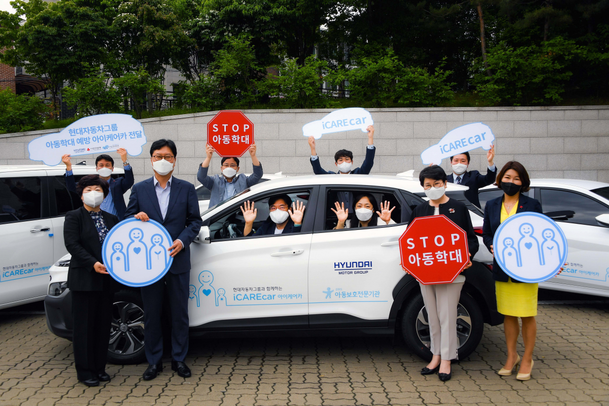 ▲(왼쪽부터) 류경희 아동학대예방본부 본부장, 이병훈 현대차그룹 상무, 이용우 영등포아동보호전문기관 관장, 김연정 아동학대예방본부 부장, 윤혜미 아동권리보장원 원장, 김경희 사회복지공동모금회 본부장이 '2021 아이케어카(iCAREcar) 전달식' 후 기념촬영을 하고 있다. (사진제공=현대차)