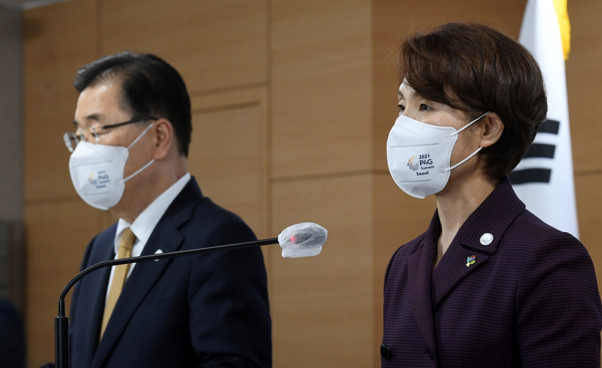 ▲정의용(왼쪽) 외교부 장관과 한정애 환경부 장관이 1일 오전 서울 종로구 정부서울청사 합동브리핑실에서 2021 P4G 서울 정상회의 결과 합동 브리핑을 하고 있다.  (뉴시스)