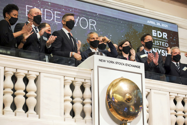 ▲할리우드 미디어·엔터테인먼트 기업이자 종합격투기 대회 UFC 판권을 보유한 엔데버 임원들이 4월 29일(현지시간) 뉴욕증권거래소(NYSE)에서 오프닝 벨을 울리며 증시 데뷔를 자축하고 있다. 뉴욕/AP뉴시스