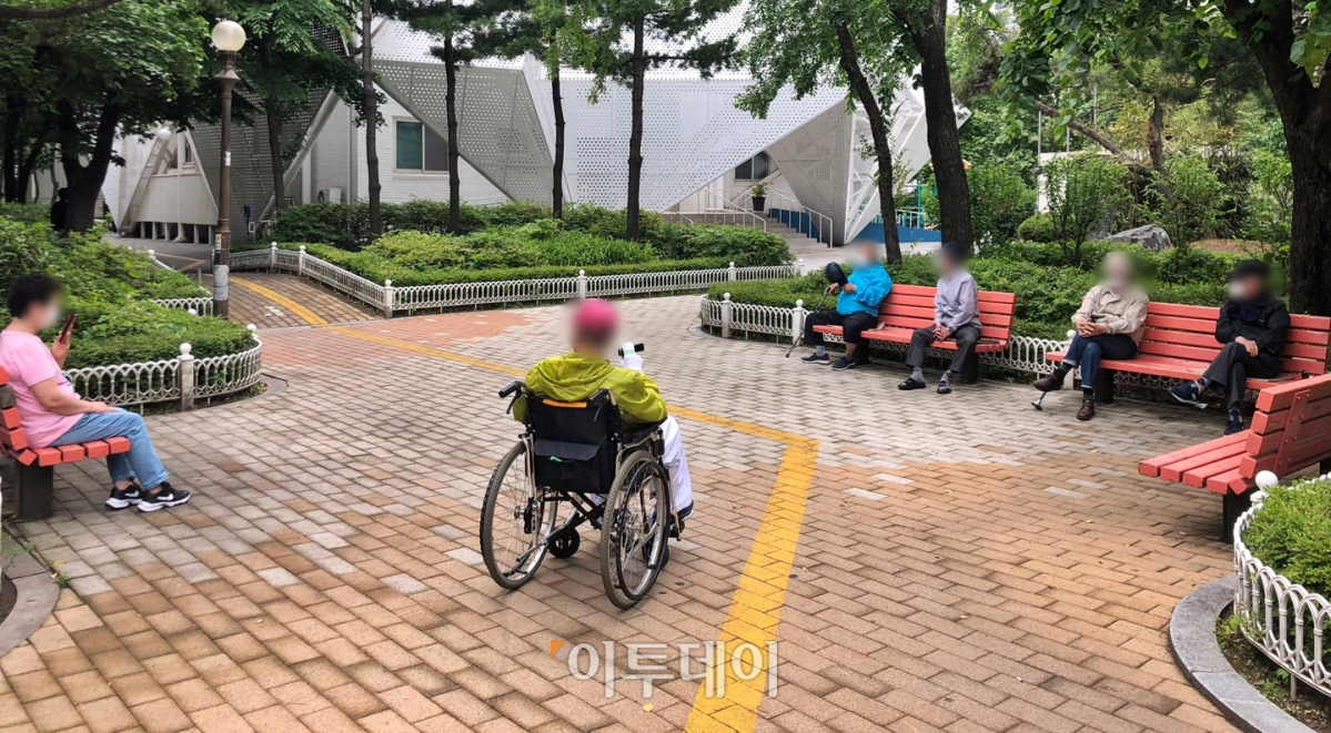 ▲서울 강서구 가양동의 한 아파트 단지. 경로당 바로 옆에 있는 공원에서 어르신들이 앉아 서로 근황을 물었다. 이들은 '백신 접종 인센티브' 덕에 경로당에 모여있다가 잠시 밖으로 나왔다. (홍인석 기자 mystic@)