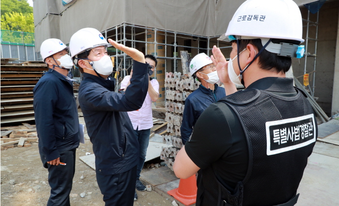 ▲안경덕 고용노동부 장관(가운데 왼쪽)이 1일 세종시 소재 모 공장 신축 공사 현장을 찾아 안전실태 점검을 하고 있다. (사진제공=고용노동부)